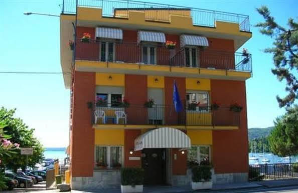 Hotel Capri Lesa Εξωτερικό φωτογραφία