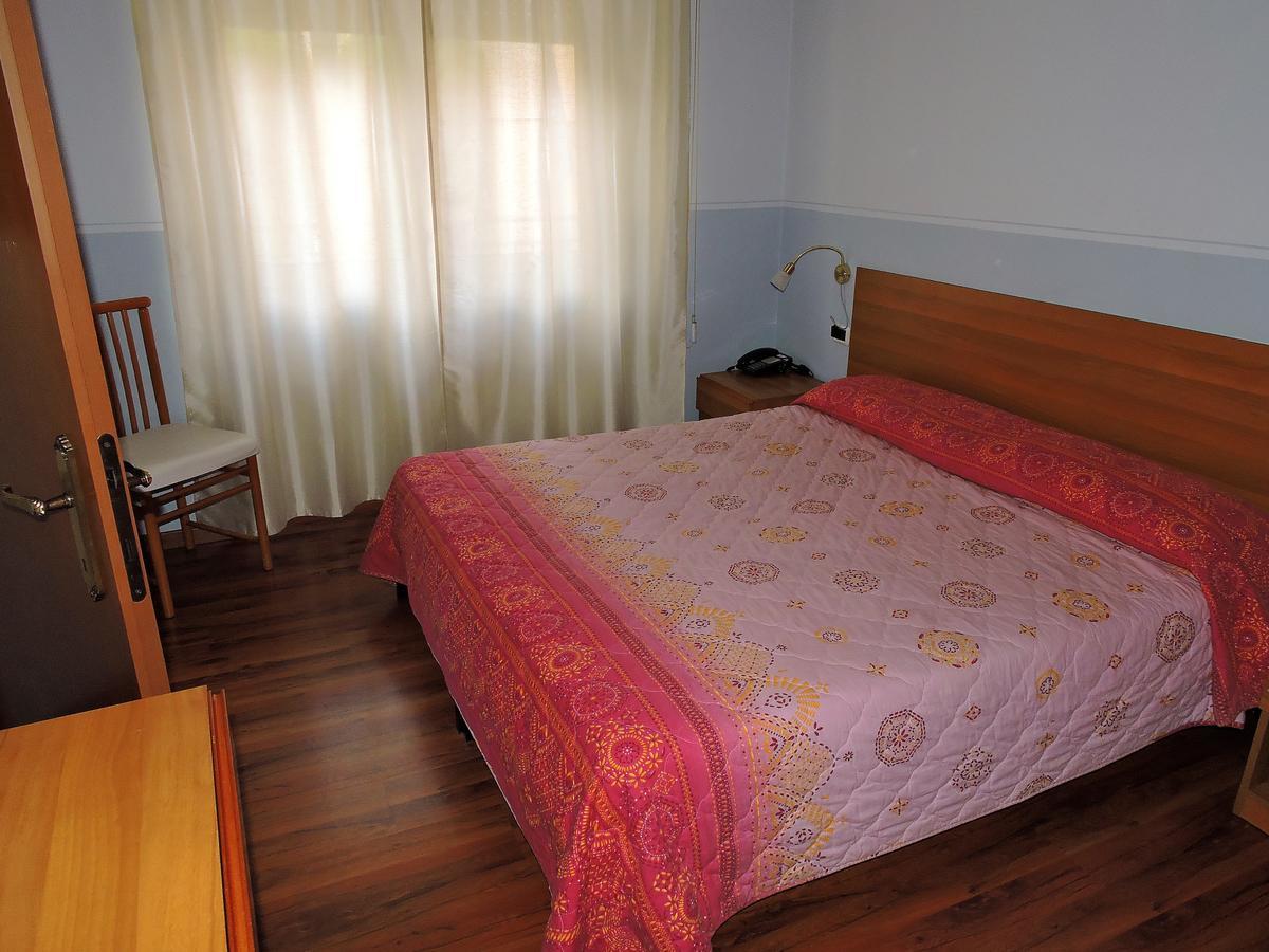 Hotel Capri Lesa Εξωτερικό φωτογραφία