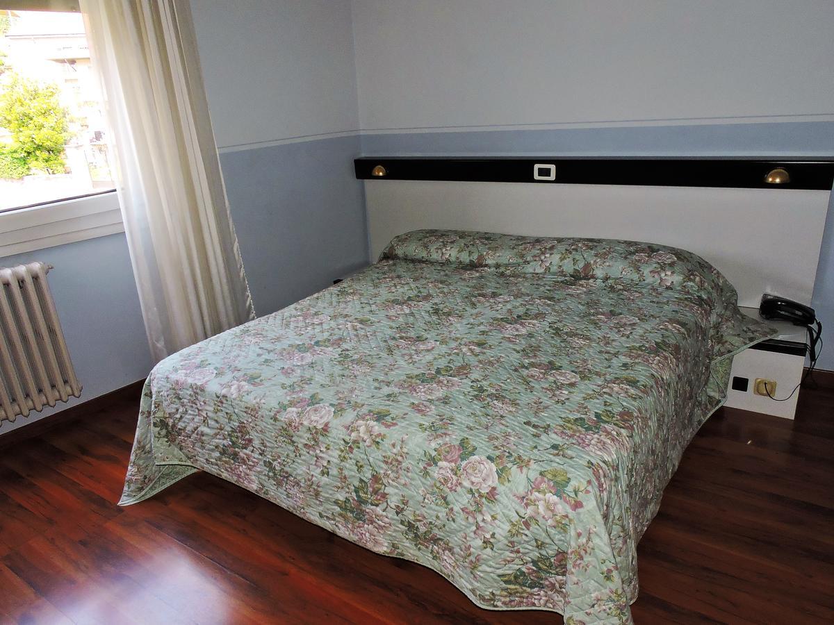 Hotel Capri Lesa Εξωτερικό φωτογραφία