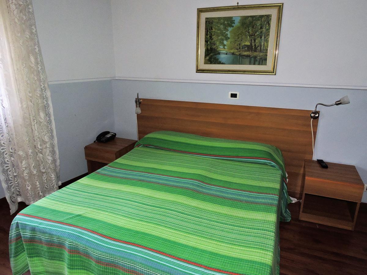 Hotel Capri Lesa Εξωτερικό φωτογραφία